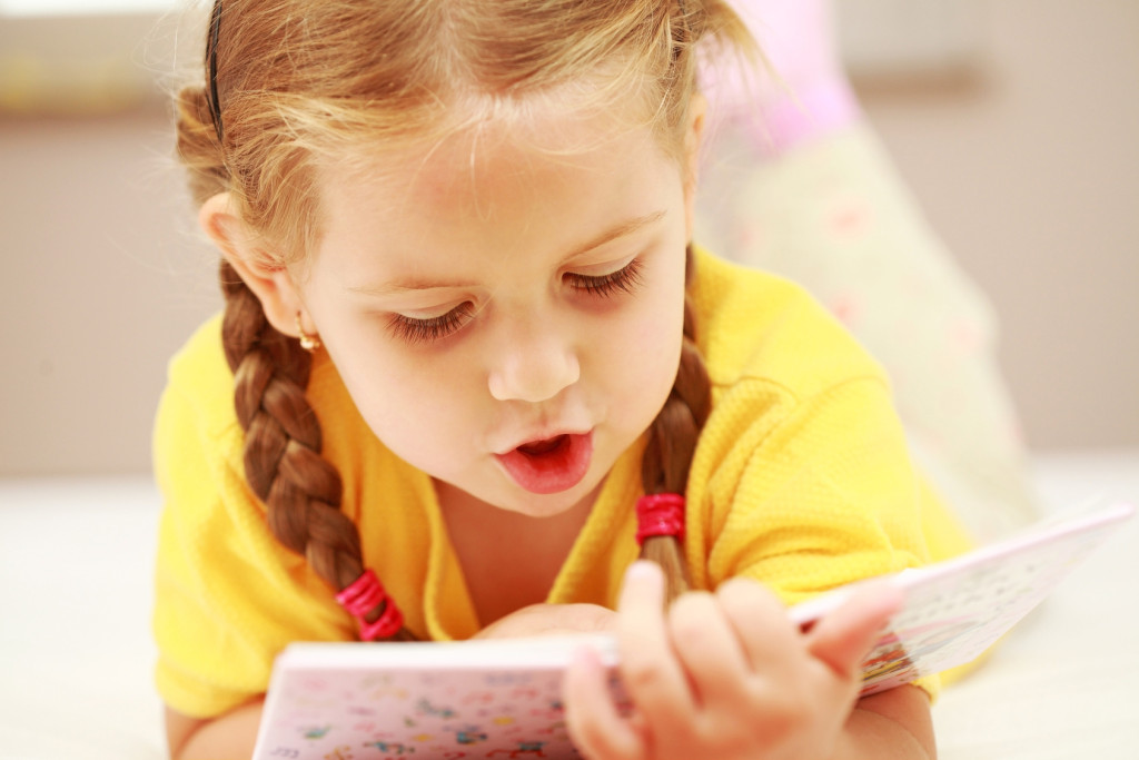 Девочка 4 года читает книгу