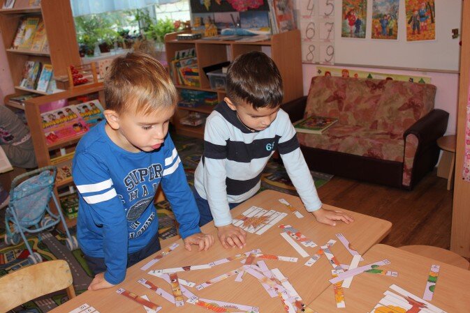 Процесс сборки пазлов