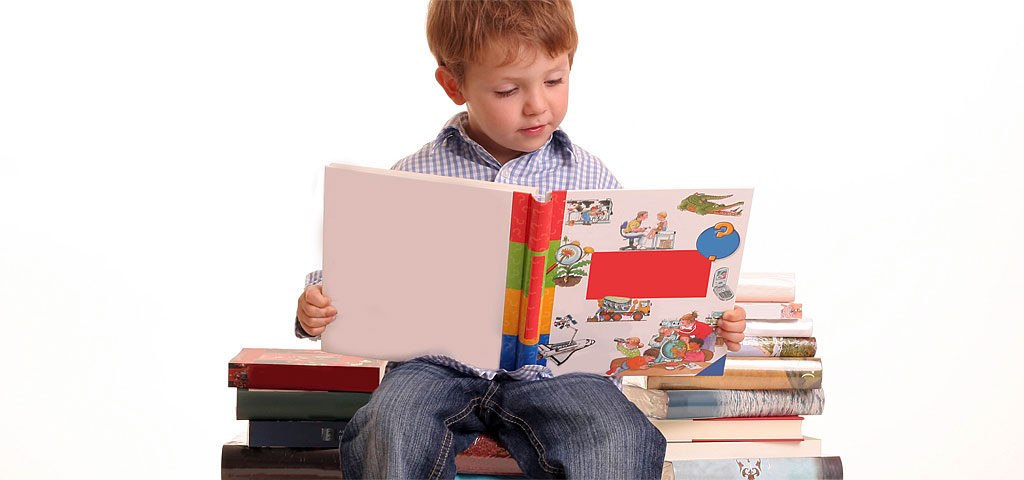 Ребенок читает книгу