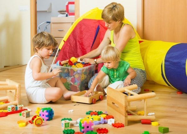 Как приучить ребенка убирать за собой игрушки