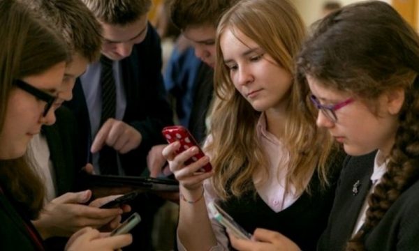 Школьников могут ограничить в гаджетах во время учебы