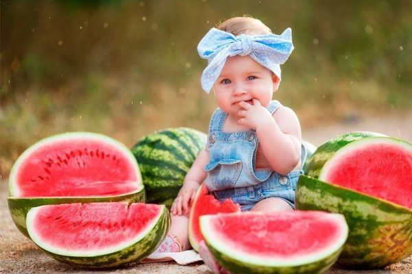 Можно ли давать грудничкам фрукты и как это делать