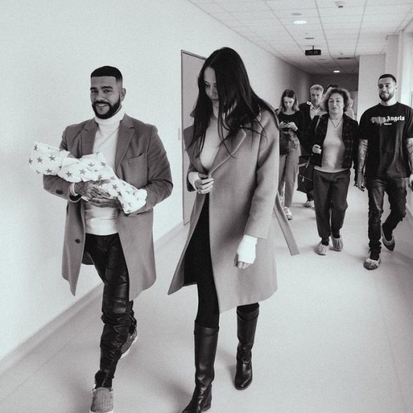 "Папа нас забрал" - красивая Решетова с младенцем едут домой (фотографии)