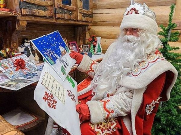 Дед Мороз читает письма