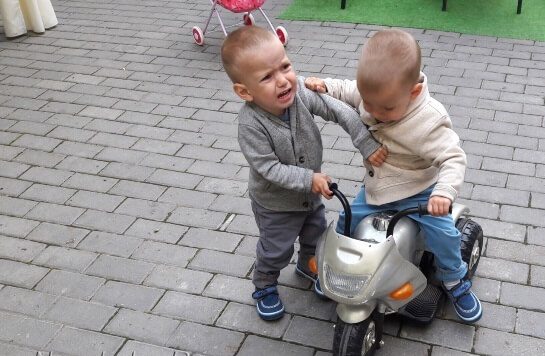 Малыш не хочет давать свою игрушку на площадке