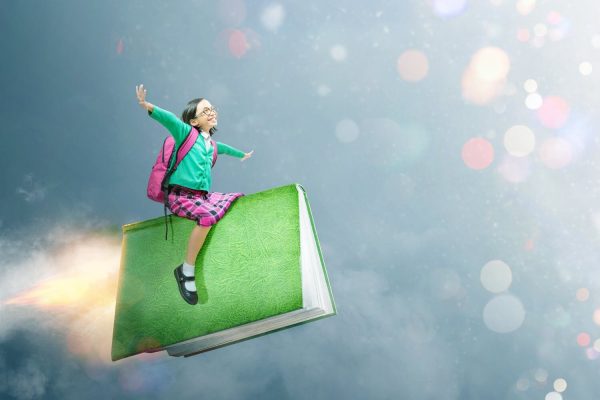 Девочка на книге