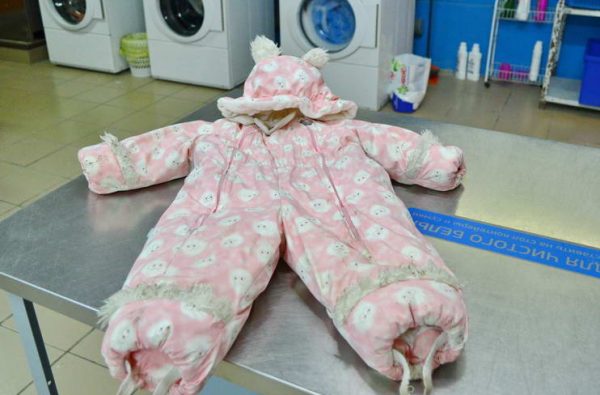 Тонкости стирки детских комбинезонов