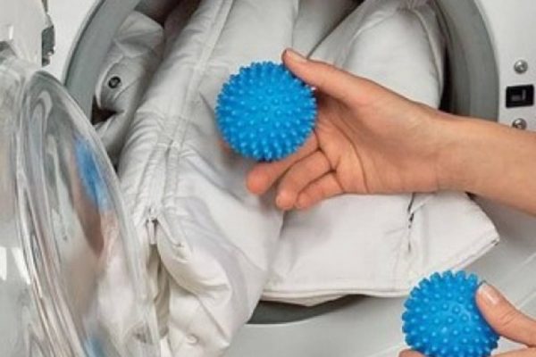 В стиральную машину добавить мячики для стирки
