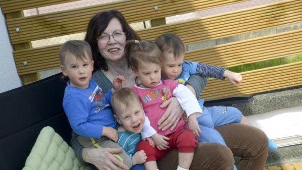 Как справляется с детьми женщина, родившая четверню в 65 лет - Не справляется