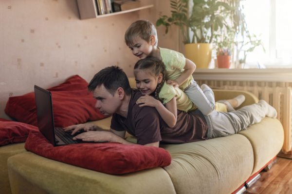 Отец работате дома