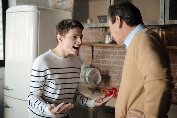 Что делать родителям, если ребенок хамит и огрызается