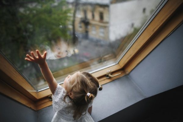 Что делать родителям, которые хотят быть уверенными в безопасности окон для своих детей