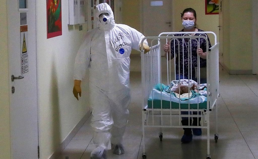 Как проявляется коронавирус у детей и что надо знать родителям