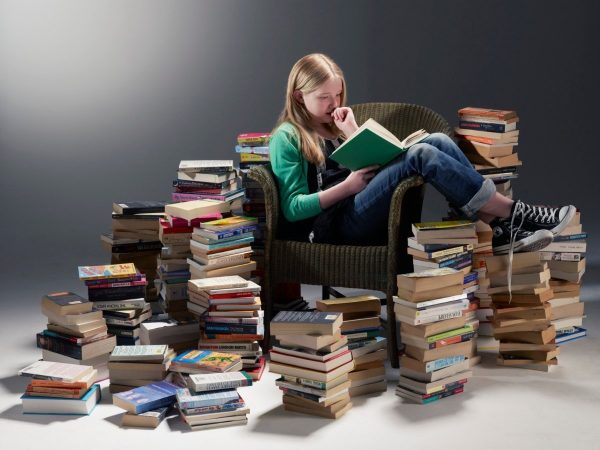 Девочка обложилась книгами