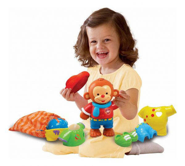 ДЕвочка играет с музыкальной игрушкой