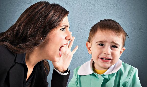 Мама кричит на ребенка и доводит его до слез