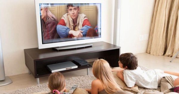 Дети смотрят телевизор
