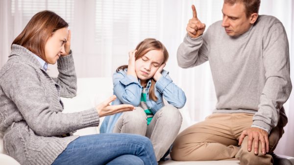 Девочку ругают родители