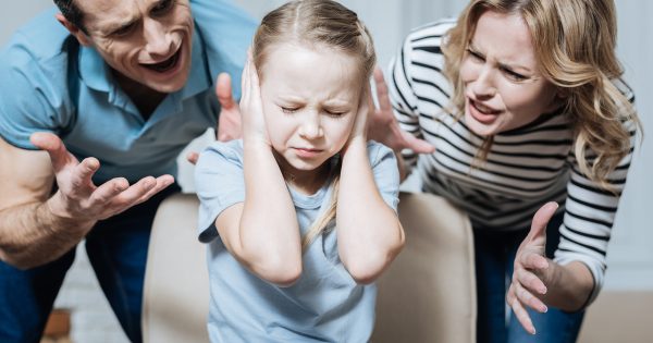 Родители ругают дочь, а она прикрывает уши руками