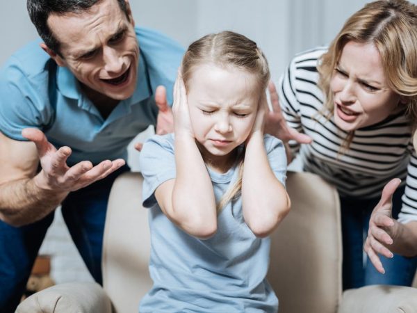 Родители воспитывают дочь
