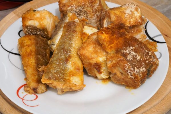 Жаренный хек на тарелке