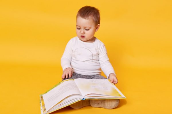 Малыш с книгой