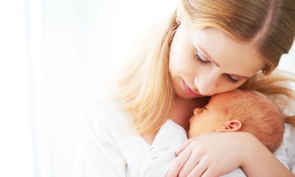 мама прижимает к себе ребенка