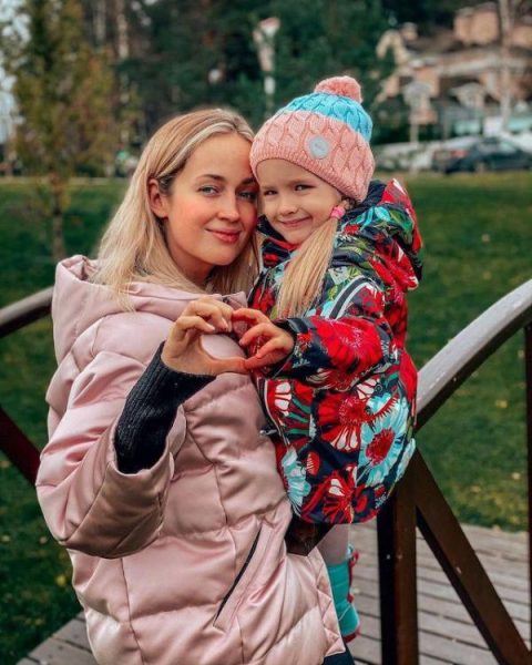 Мама с дочкой