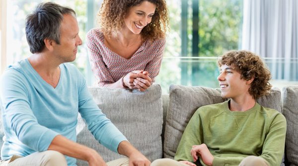 Родители общаются с сыном