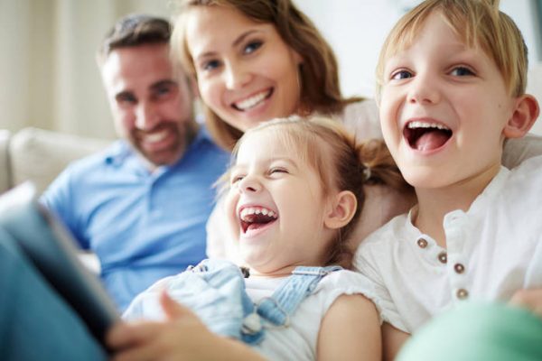 Дети и родители смеются