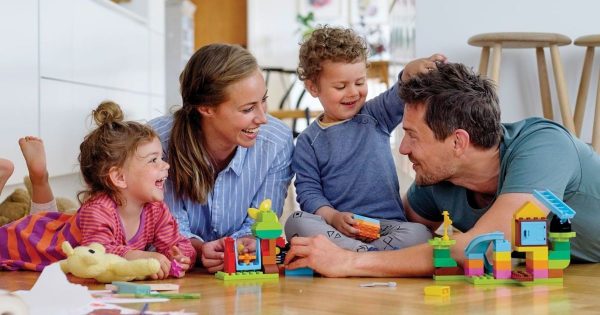 Родители играют с детьми в конструктор