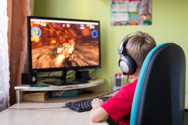 Мальчик играет в компьютер