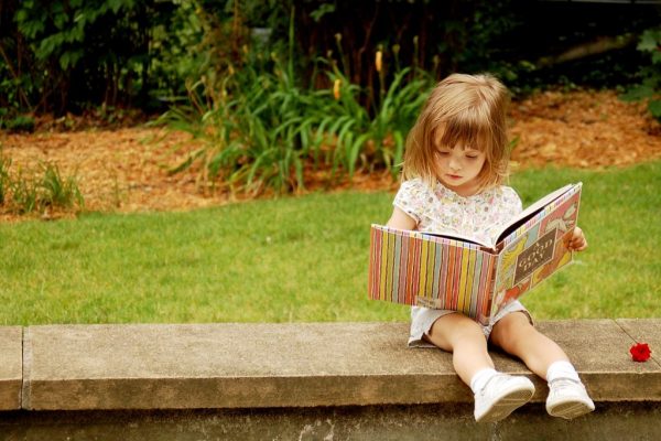 Девочка с книгой