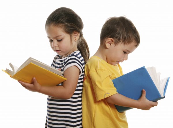 Дети рассматривают книги