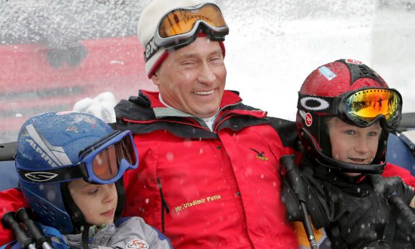 Владимир Путин с внуками
