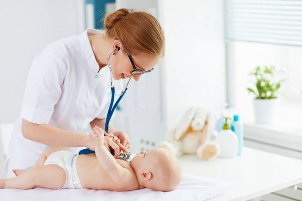 Педиатр осматривает малыша
