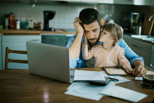 Отец работает за компьютером, а рядом сидит дочь