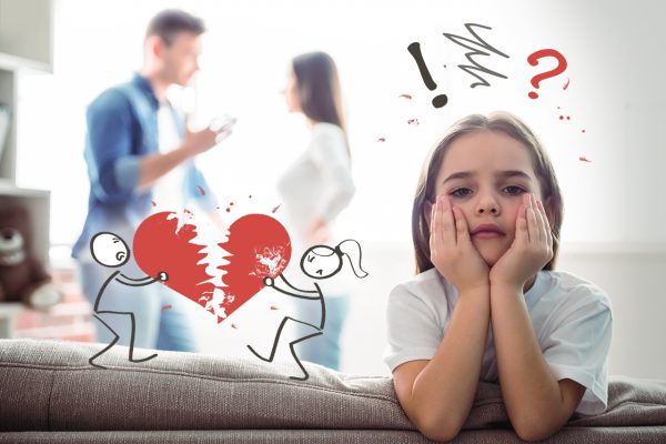 Девочка слушает ссору родителей