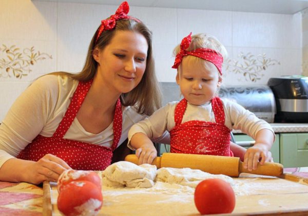 малышка помогает маме