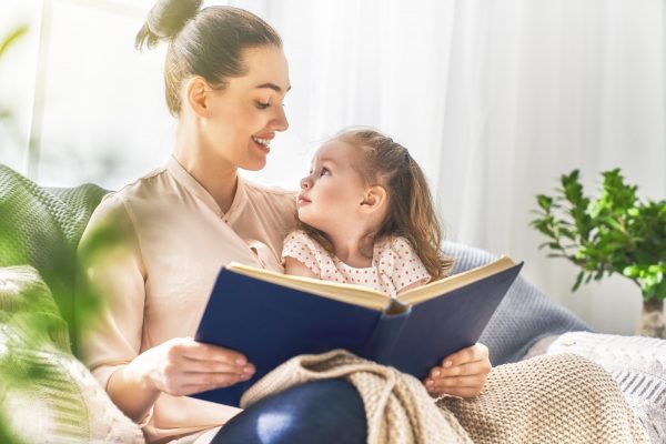 мама читает книгу