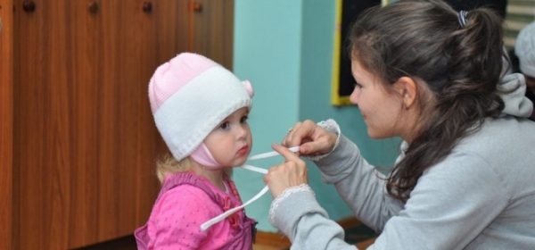 мама одевает дочу