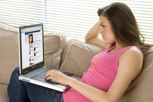 Женщина зашла в социальные сети