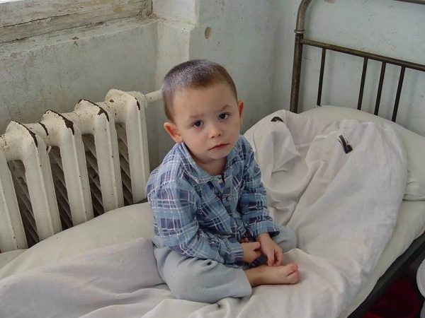 мальчик в детском доме