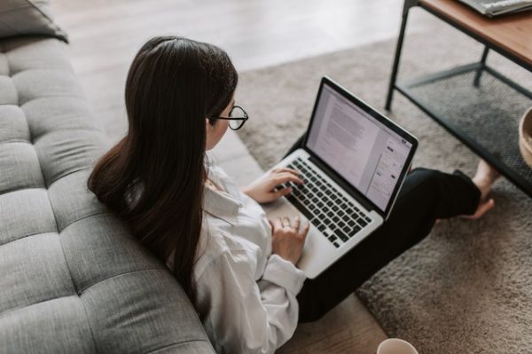 Девушка работает за ноутбуком