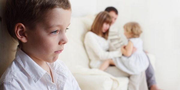 Родители игнорируют старшего ребенка