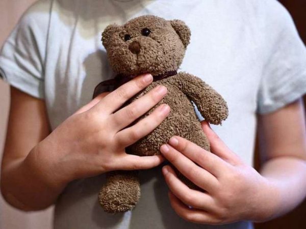 ребенок игрушка