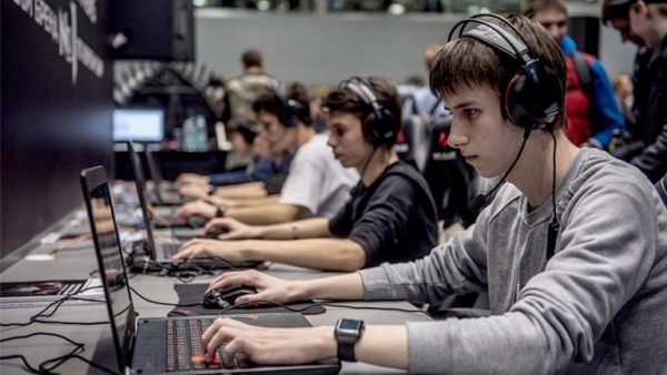Подростки играют в компьютерную игру
