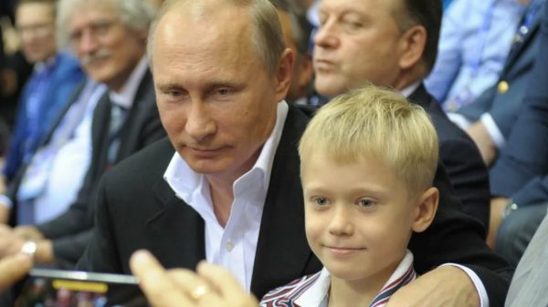 Владимир Путин с внуком