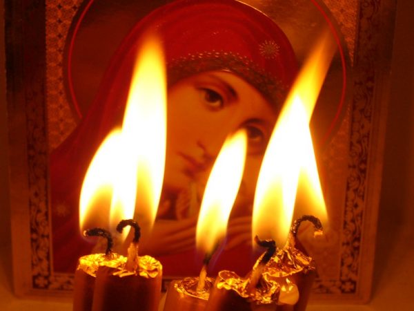 Свечи у иконы