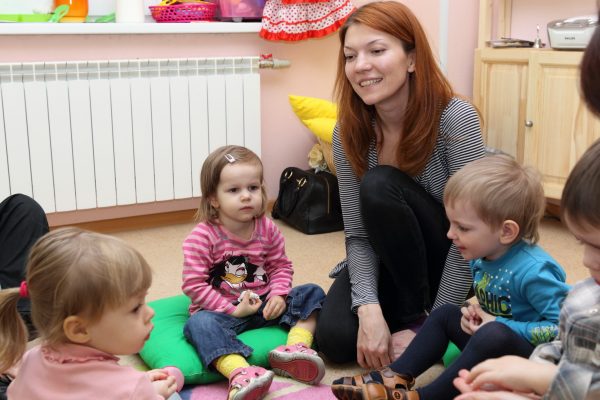 воспитатель с малышамии